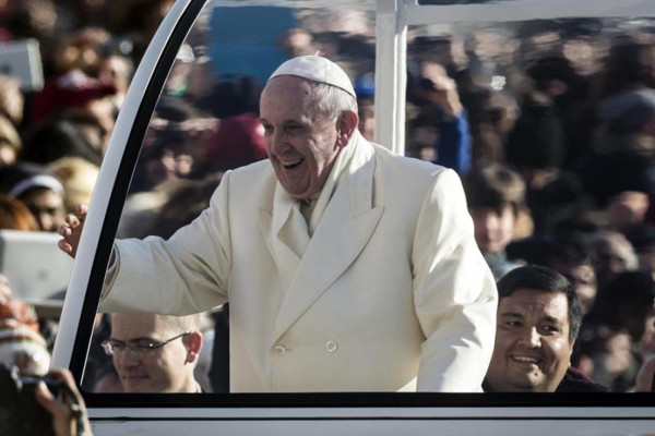 El Papa invitó a un cura a pasear en el papamóvil: '¡Vení, subí!'