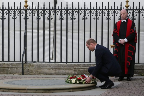 Britain's Prince William, Duke of Cambridge lays a wreath prior to a Service of Remembrance at Westminster Abbey in central London on April 5, 2017, following the March 22 Westminster terror attacks. / AFP PHOTO / Daniel LEAL-OLIVAS