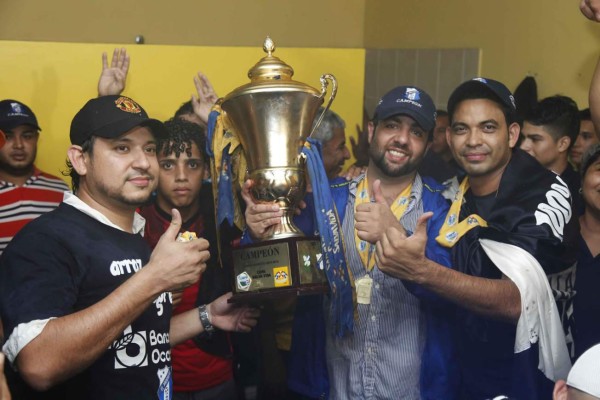 Festejo de campeón del Honduras Progreso en el que se valía beber