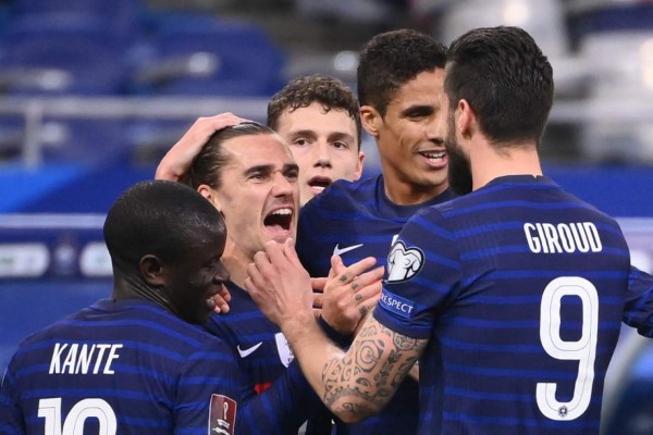 France's forward Antoine Griezmann (2ndL) is congratulated by teammates after scoring a goal during the FIFA World Cup Qatar 2022 qualification football match between France and Ukraine at the Stade de France in Saint-Denis, outside Paris, on March 24, 2021. (Photo by FRANCK FIFE / AFP)