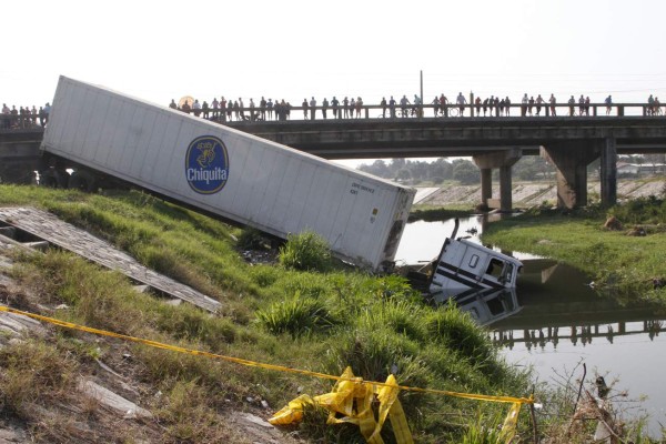 Rastra cae sobre vivienda donde dormía familia; dos muertos