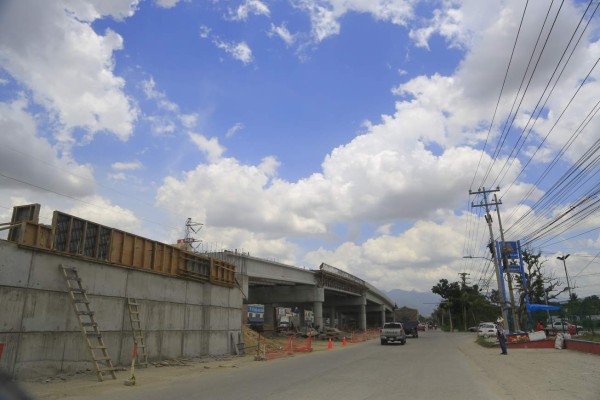 A paso rápido puente entre la 2 calle y bulevar del este