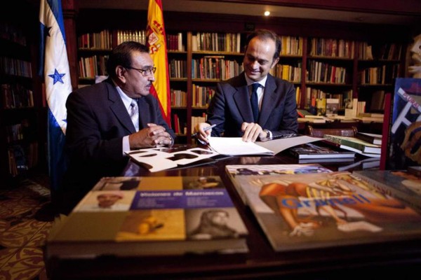 España dona libros de arte a Biblioteca Reina Sofía de fundación hondureña