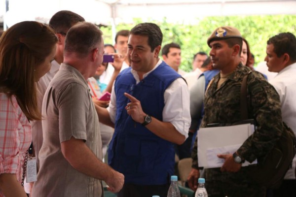 Hernández junto a autoridades de La Lima y de Usaid participan esta tarde del evento de inauguración de un Centro de Alcance.