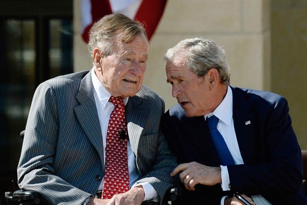 Los expresidentes Bush llaman a rechazar el 'antisemitismo y el odio' en EUA
