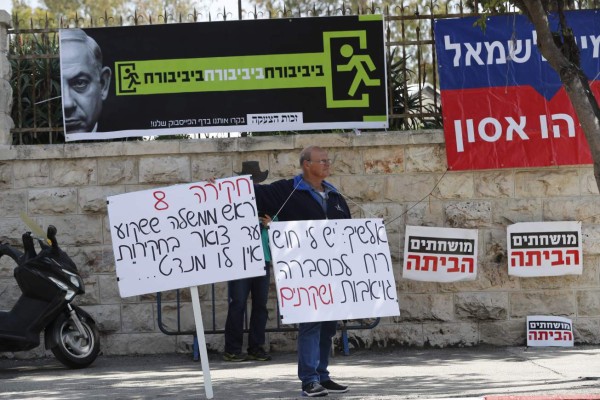 Israelis demonstrate outside the official residence of the prime minister in Jerusalem on March 2, 2018, against incumbent Benjamin Netanyahu over accusations of corruption.Israeli police arrived on March 2 at Netanyahu's home where media reports said they were to question him for an eighth time over allegations of fraud and bribery. / AFP PHOTO / AHMAD GHARABLI