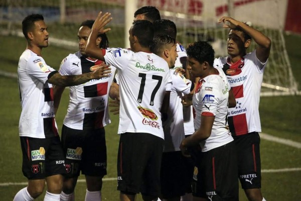 Carlos Discua se luce en goleada del Alajuelense