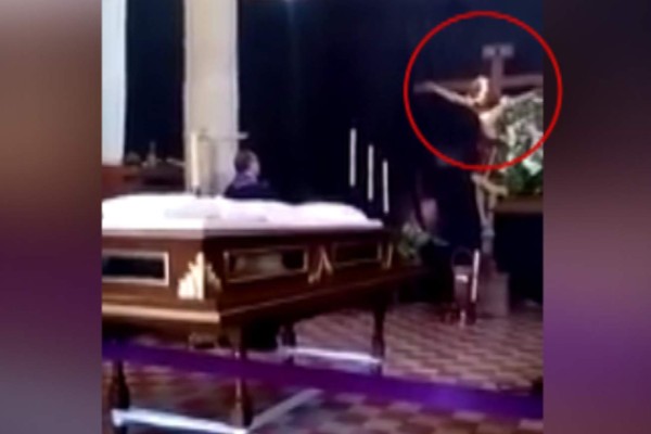 El extraño suceso ocurrió durante una celebración del viernes santo.