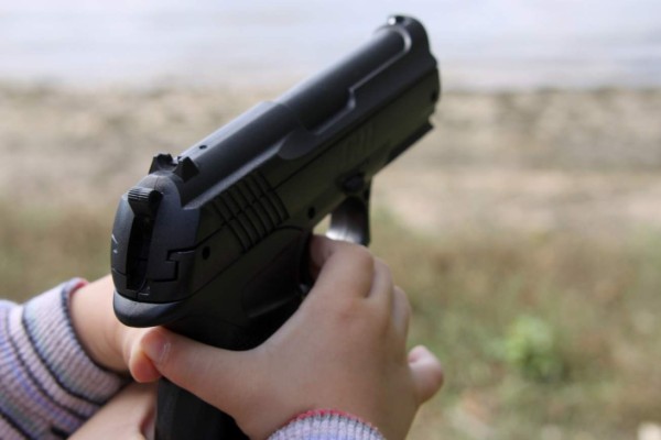 Niño de tres años dispara y mata a su hermano de seis