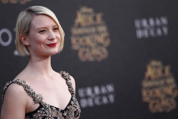 Mia Wasikowska viaja en el tiempo