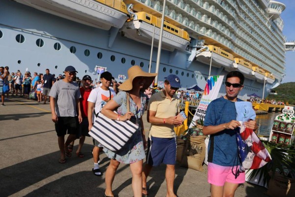 Roatan Islas de la Bahia Honduras llega el barco mas grande del Mundo.