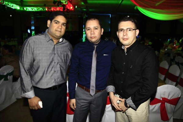 Grupo Elektra festeja su gran noche navideña