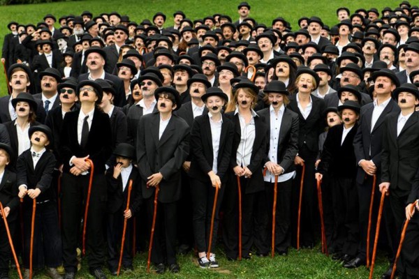 Más de 600 personas se visten de Charlot para celebrar cumpleaños de Chaplin