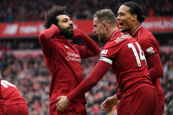 Liverpool y Manchester City ganan y mantienen la disputa por el título