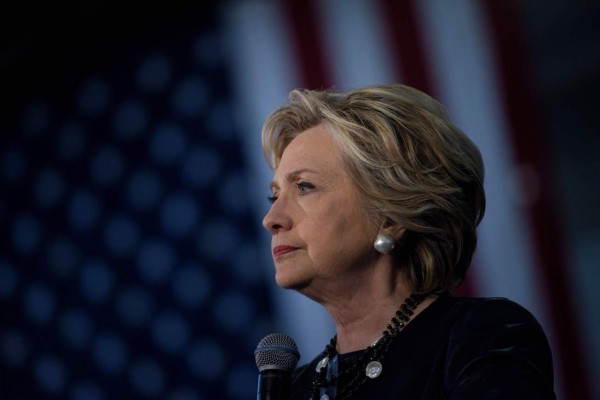Clinton ve 'desesperado' a Trump tras descalabro de su campaña
