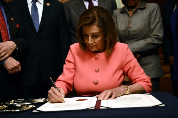 Pelosi firma artículos de impeachment contra Trump y los envía al Senado