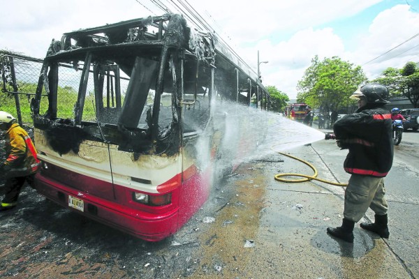 Con 20 años de prisión castigarán a quemabuses en Honduras