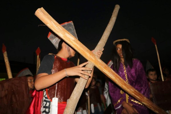 Niños reviven la crucificción de Jesús