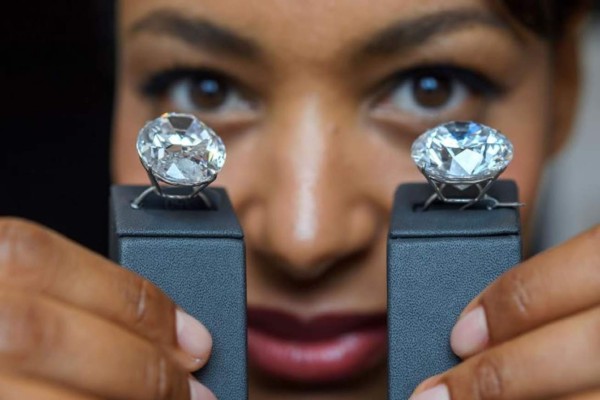 Sotheby's subasta el histórico diamante azul de la reina Isabel de Farnesio
