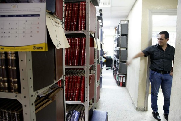 Empresarios amenazan con toma en oficina de la Propiedad