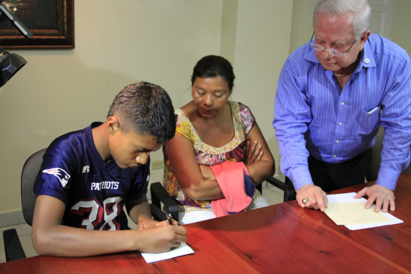 Juan Orlando Hernández dará casa a familia de guardia asesinado