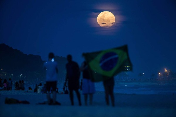Fotos: la superluna encanta a los amantes de la astronomía