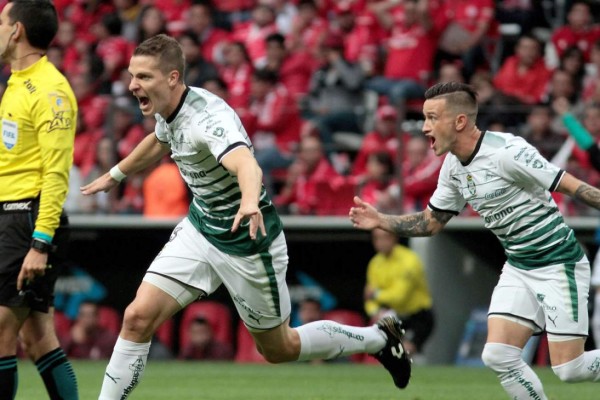 Julio Furch corre a celebrar el gol del Santos contra el Toluca. Foto AFP