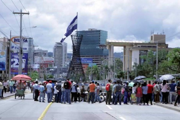 Maestros y médicos de Honduras mantienen las protestas previo a instalar el diálogo