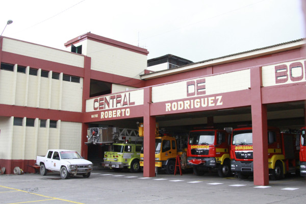 Bomberos guardarán mangueras si no pagan