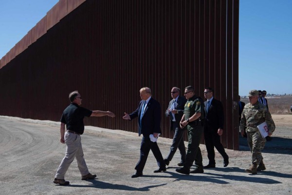 US President Donald Trump visits the US-Mexico border fence in Otay Mesa, California on September 18, 2019. (Photo by Nicholas KAMM / AFP)