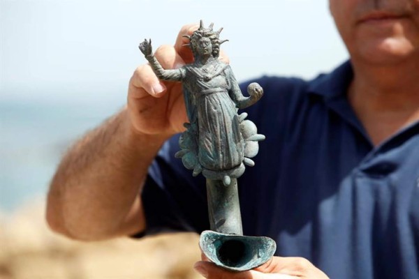 Descubren restos y monedas de 1,600 años de un pecio en aguas de Israel