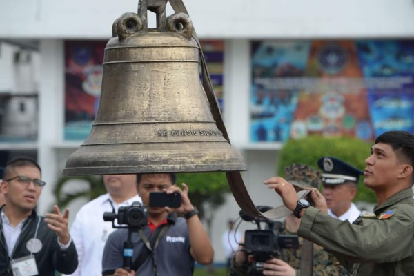 El personal militar filipino descargó una de las tres campanas de la iglesia Balangiga poco después de que llegara de los EEUU., A una base aérea militar en Manila el 11 de diciembre de 2018.