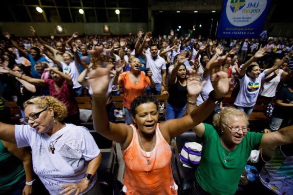 Bolsonaro decreta que las actividades religiosas deben funcionar pese al COVID-19