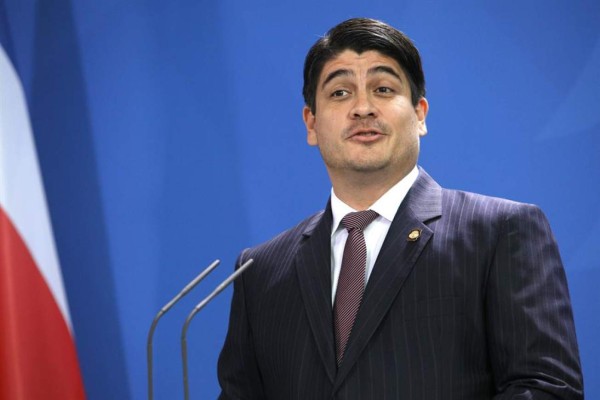 La atención del coronavirus levanta la imagen del presidente en Costa Rica