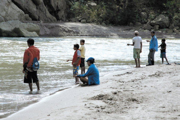 Sardinas saltarinas, atracción en Chinda