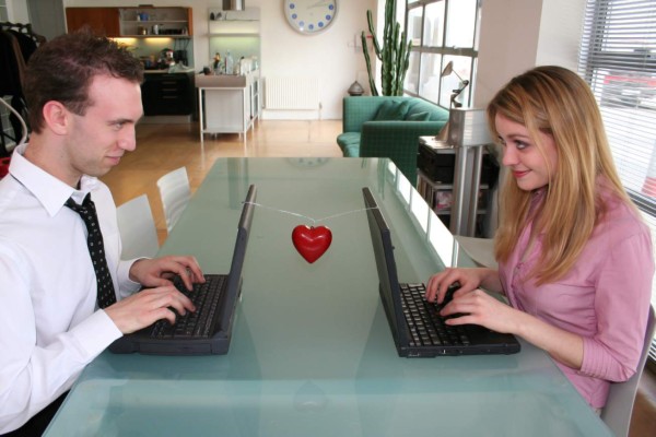 Los desafíos de ser el compañero de trabajo de su pareja