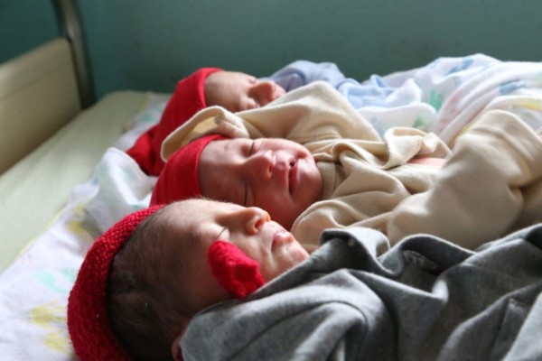 Trillizos gozan de buena salud, pero necesitan ayuda económica