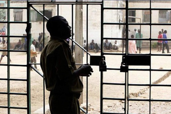 Más de 200 presos se fugan tras un ataque armado a una cárcel en Nigeria