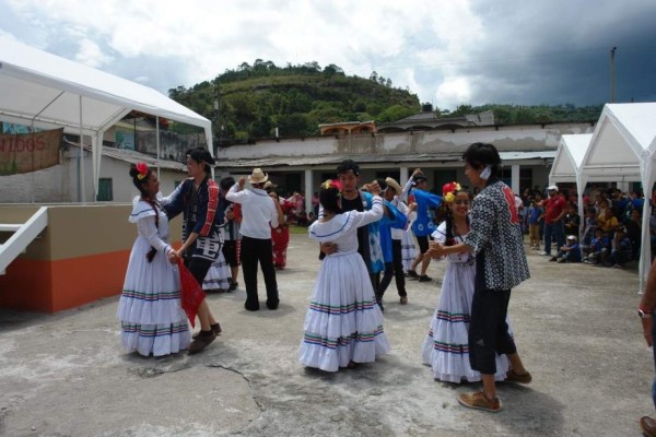 Japoneses bailan danzas hondureñas en Marcala