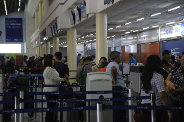 Expertos recomiendan ampliar horarios para disminuir costos de los boletos aéreos