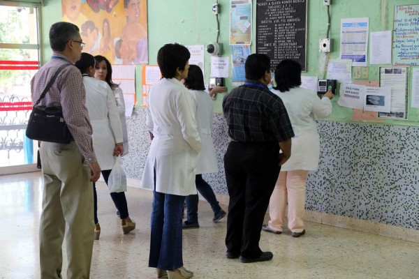 Facultan a comisiones a realizar despidos en Salud y Educación
