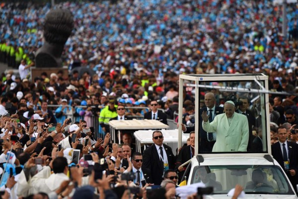 El papa advierte de las 'tinieblas' que amenazan Colombia