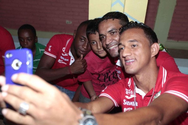 Marathón comparte con niños de Amor y Vida