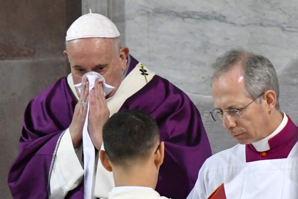 El Papa cae enfermo y suspende misa en pleno brote por coronavirus en Roma