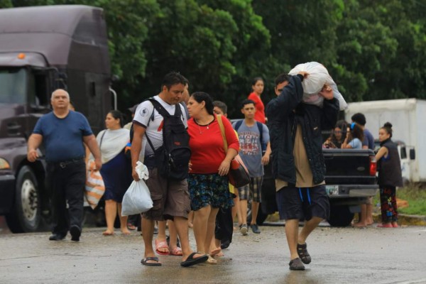 La Lima: Ruegan por lanchas y ayuda para salvarse de las inundaciones de Eta