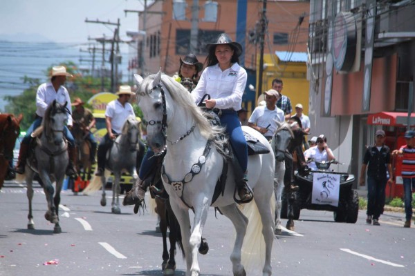 Desfile hípico de la Agas encanta a los sampedranos