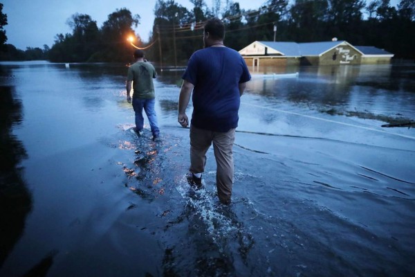 Florence deja ríos a punto de desbordarse, ciudades cercadas y 15 muertos
