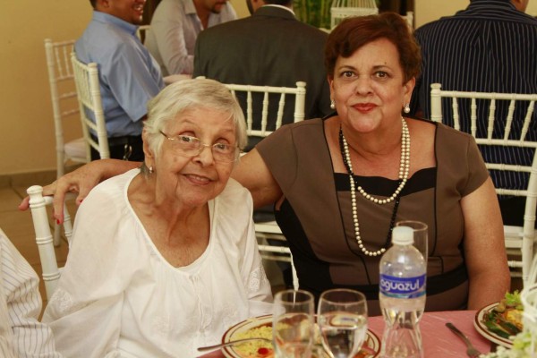 Marianne Castillo recibe el sacramento del bautismo