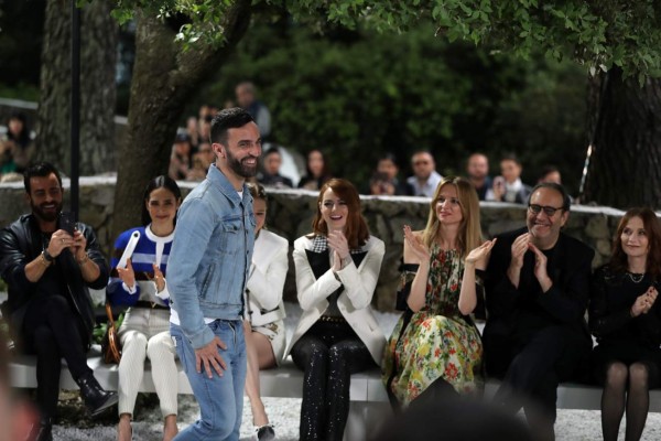 (From L) US actor Justin Theroux, US actress Jennifer Connelly, French actresse Lea Seydoux, US actress Emma Stone, Director and executive Vice President of Louis Vuitton Delphine Arnault, Iliad Group founder and vice-president Xavier Niel and French actress Isabelle Huppert applaud French designer Nicolas Ghesquiere during the Louis Vuitton Cruise 2019 collection fashion show at Maeght foundation in Saint-Paul-de-Vence, southeastern France, on May 28, 2018. / AFP PHOTO / VALERY HACHE