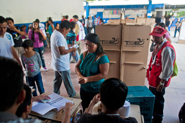 Sánchez Cerén y Quijano se declaran ganadores en El Salvador